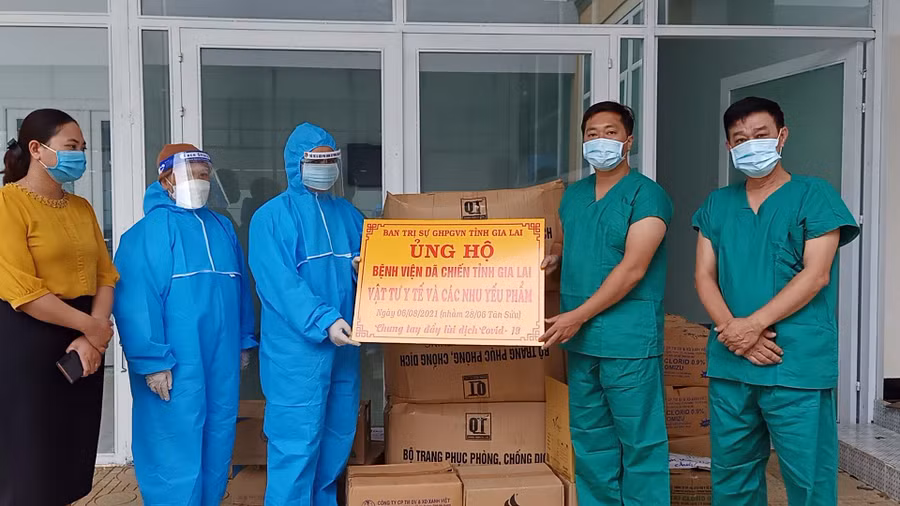 Ban Trị sự Giáo hội Phật giáo Việt Nam tỉnh tặng đồ bảo hộ và vật tư y tế cho các bệnh viện điều trị Covid-19 của tỉnh. Ảnh: Thanh Nhật