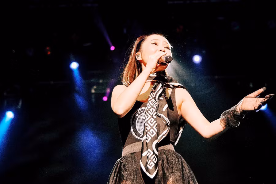 Giọng ca 9X vừa học vừa hoạt động nghệ thuật tại Mỹ. Ảnh: NVCC