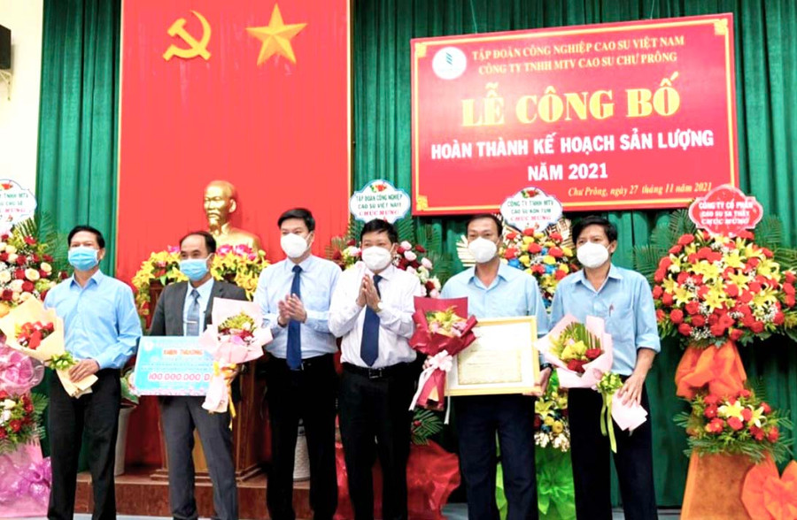 Lãnh đạo Tập đoàn CNCS Việt Nam và Vụ Nông nghiệp Ủy ban quản lý vốn Nhà nước tại doanh nghiệp trao bằng khen và tiền thưởng cho tập thể Cao su Chư Prông. Ảnh: Đinh Yến