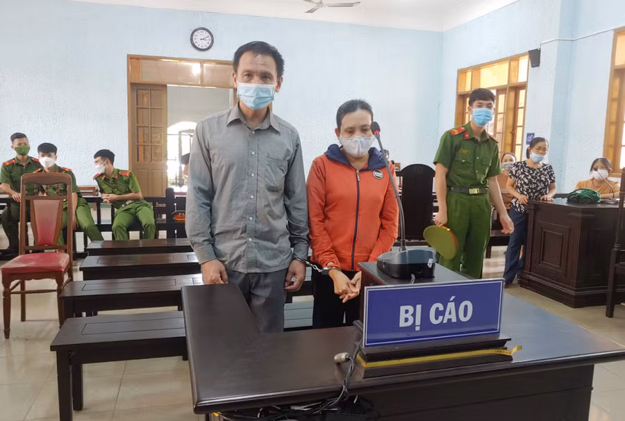  Hai bị cáo tại phiên tòa.Ảnh: R'Ô HOK