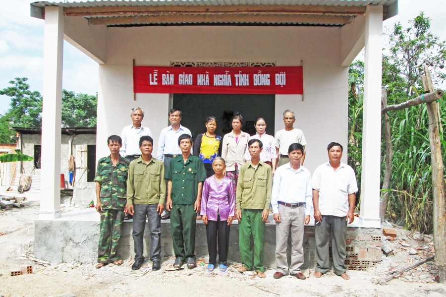 Hội CCB huyện Krông Pa trao nhà “Nghĩa tình đồng đội” cho gia đình hội viên nghèo Nguyễn Thị Rôm (buôn Đoàn Kết, xã Chư Rcăm) năm 2019. Ảnh: Nguyễn Chi