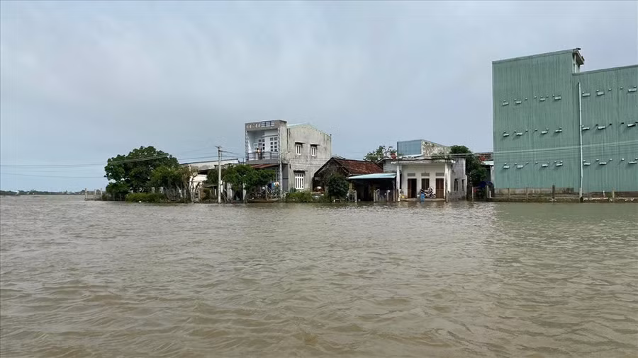 Mưa lớn nhiều ngày, nước trên các sông vẫn còn dâng cao. Ảnh minh họa