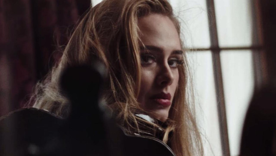 Sau 6 năm, Adele khiến fan nức lòng với màn trở lại không thể ấn tượng hơn. Ảnh: MV EASY ON ME