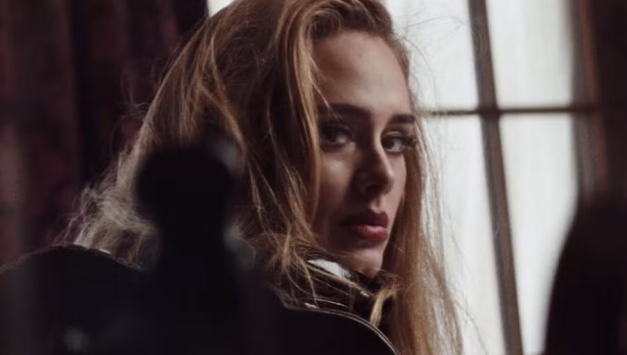 Sau 6 năm, Adele khiến fan nức lòng với màn trở lại không thể ấn tượng hơn. Ảnh: MV EASY ON ME