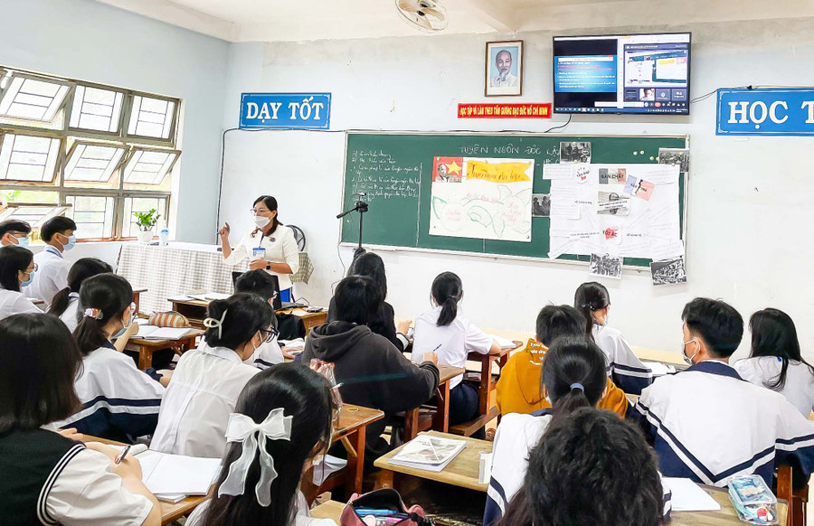 Một tiết dạy Ngữ văn của cô Bùi Lê Trang Nhung (Trường THPT Phan Bội Châu) dưới hình thức trực tiếp kết nối trực tuyến vào ngày 21-9. Ảnh: Mộc Trà