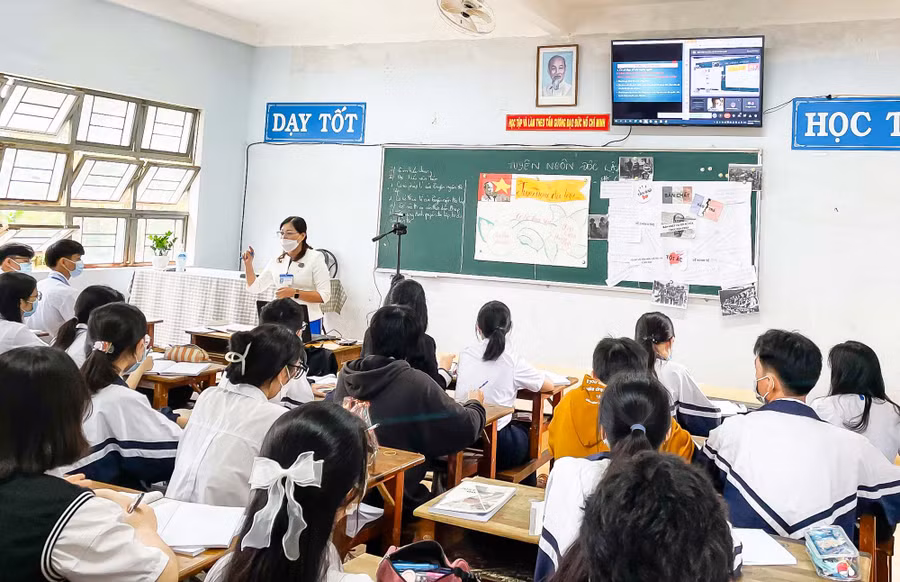 Một tiết dạy Ngữ văn của cô Bùi Lê Trang Nhung (Trường THPT Phan Bội Châu) dưới hình thức trực tiếp kết nối trực tuyến vào ngày 21-9. Ảnh: Mộc Trà