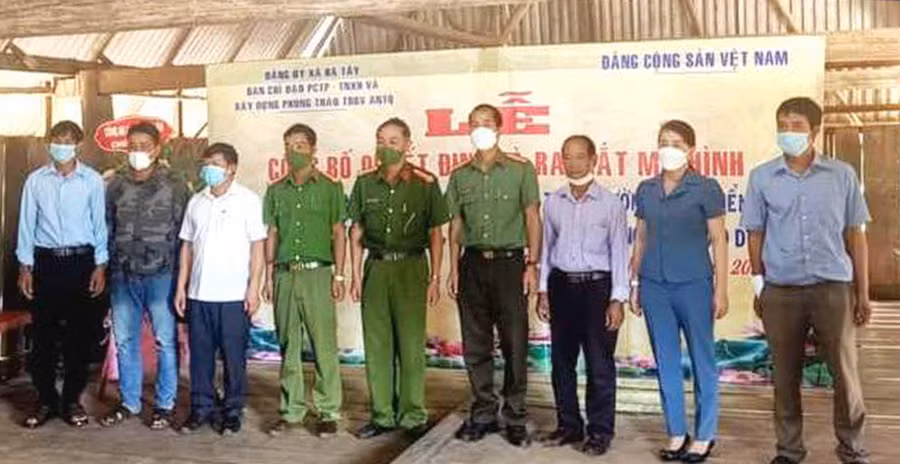  Quang cảnh lễ công bố quyết định và ra mắt mô hình Chi hội tại làng Kon Chang, xã Hà Tây, huyện Chư Păh. Ảnh: Đinh Yến