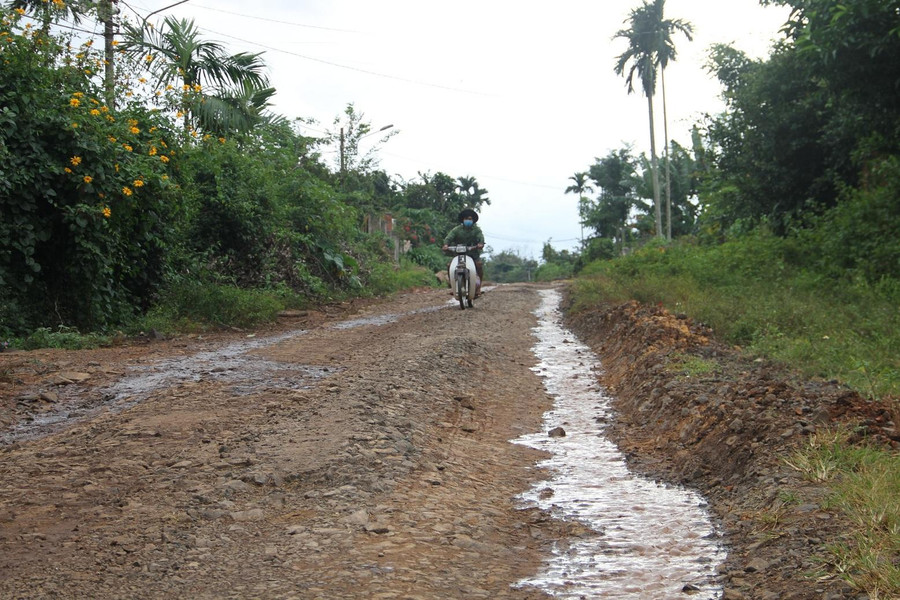 Đường dân sinh qua thôn 6, xã Hòa Thắng bị hư hỏng. Ảnh: Hoàng Bình