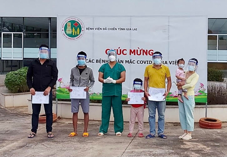 Nhân viên y tế trao giấy ra viện cho các công dân. Ảnh: Như Nguyện