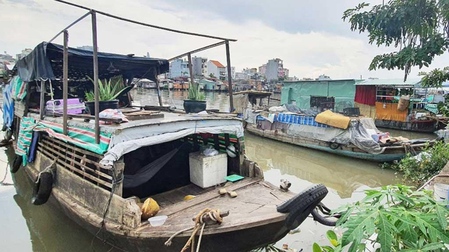 Chiếc ghe chưa đầy 30 m2 và đã quá bạc màu, là nơi cư trú của gia đình bà Gái. Ảnh: Bích Ngân 