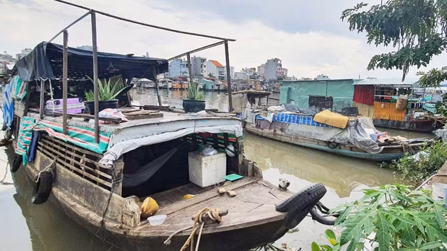 Chiếc ghe chưa đầy 30 m2 và đã quá bạc màu, là nơi cư trú của gia đình bà Gái. Ảnh: Bích Ngân 