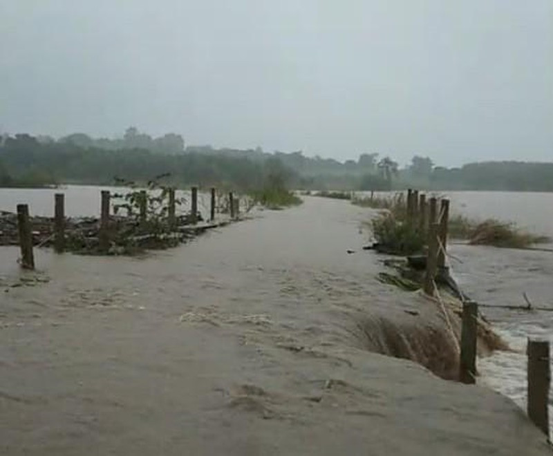 Tại xã Cư San, huyện M’Đrắk dòng nước chảy xiết cuốn theo hàng tấn cá của người dân. Ảnh: T.L