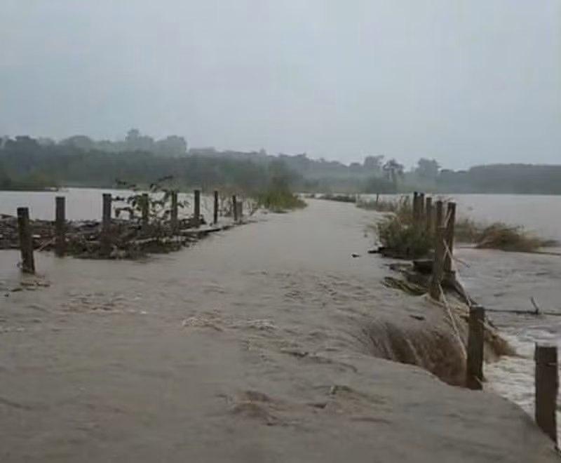 Tại xã Cư San, huyện M’Đrắk dòng nước chảy xiết cuốn theo hàng tấn cá của người dân. Ảnh: T.L