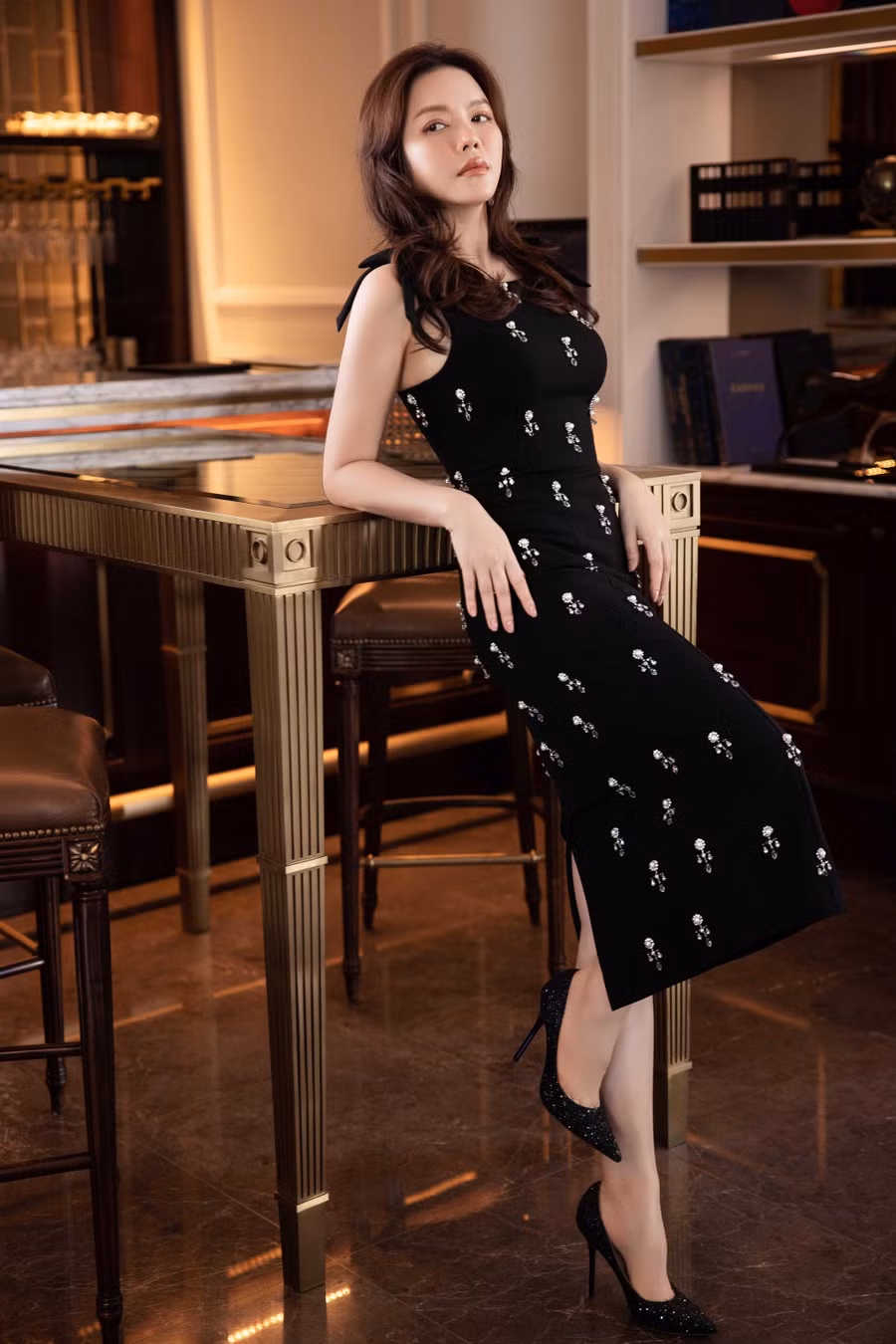 Lê Thanh Hòa cho biết loạt trang phục anh ra mắt lần này đều lấy cảm hứng từ vẻ đẹp thanh tú của người phụ nữ Á Đông. Phom dáng xuyên suốt của các thiết kế là những chiếc đầm ôm, khoe đường cong mà không phô quá đà da thịt.