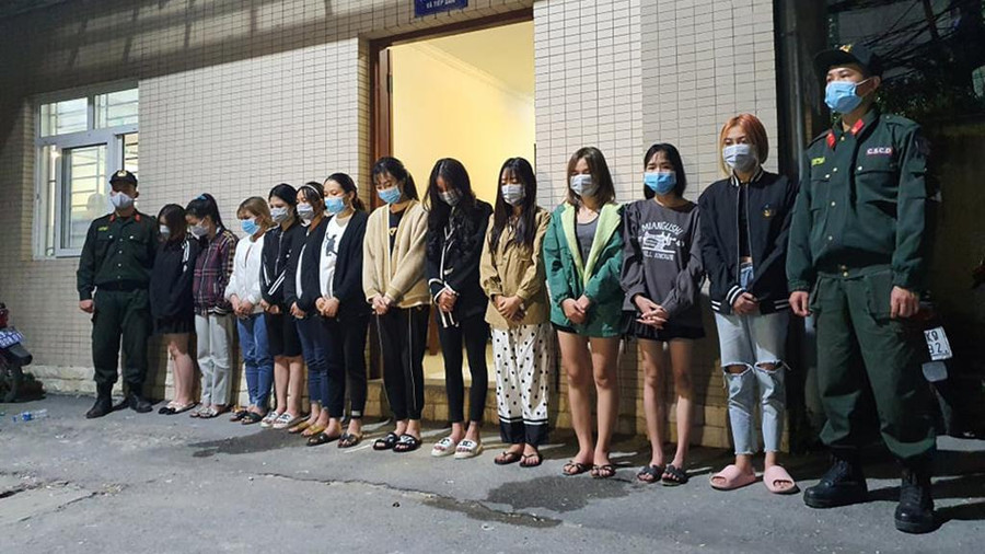 Những nữ nhân viên sẵn sàng sử dụng ma túy cùng khách. Ảnh: Kiến Trần