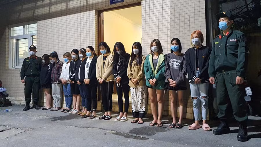 Những nữ nhân viên sẵn sàng sử dụng ma túy cùng khách. Ảnh: Kiến Trần