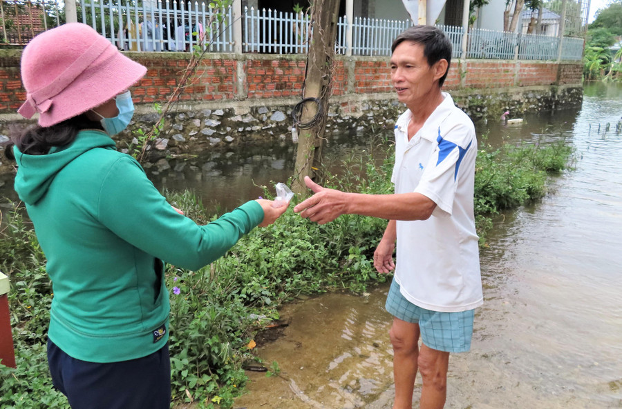 Ông Phan Thanh Huân lội nước ra lấy thuốc chữa dạ dày cho vợ. Ảnh: T.Q.N Ông Phan Thanh Huân lội nước ra lấy thuốc chữa dạ dày cho vợ. Ảnh: T.Q.N