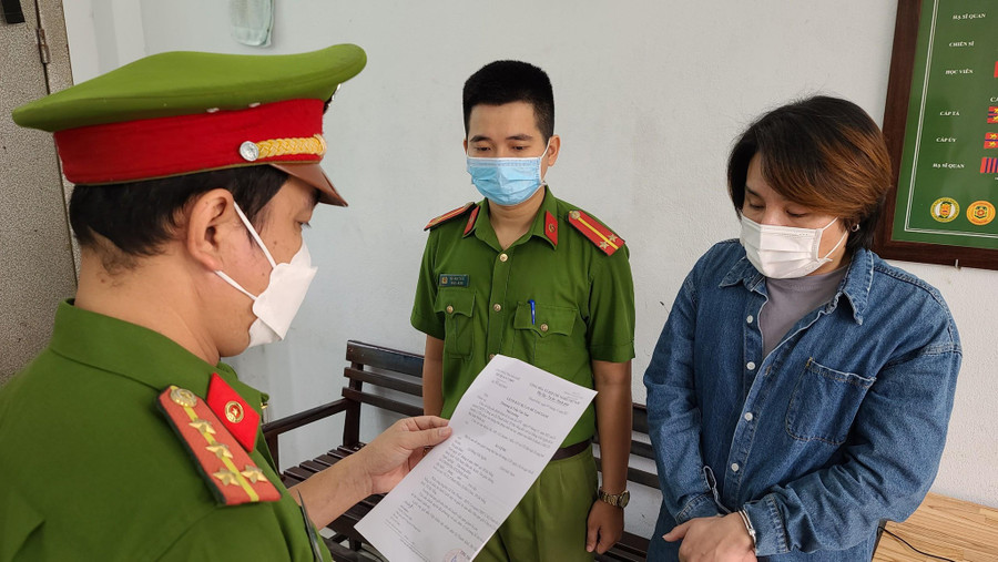 Lê Hồng Viết Nghĩa nghe đọc lệnh khởi tố. Ảnh: Nguyễn Tú