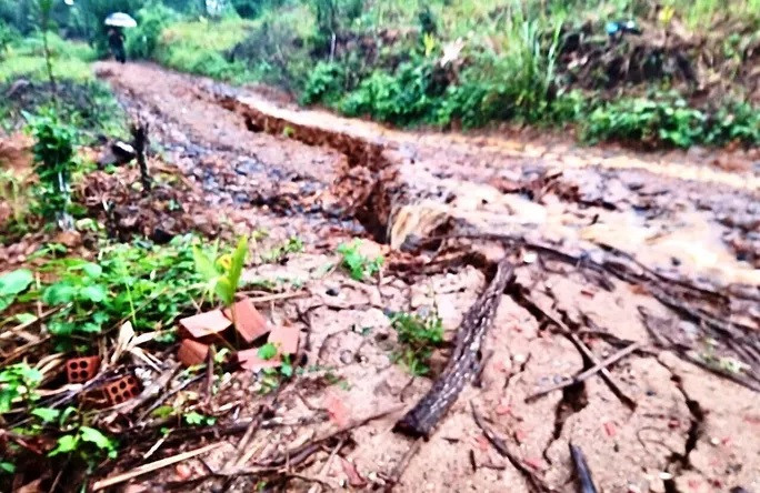 Xuất hiện vệt nứt lớn kéo dài uy hiếp nhà dân