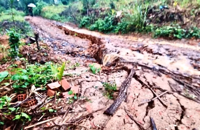 Xuất hiện vệt nứt lớn kéo dài uy hiếp nhà dân