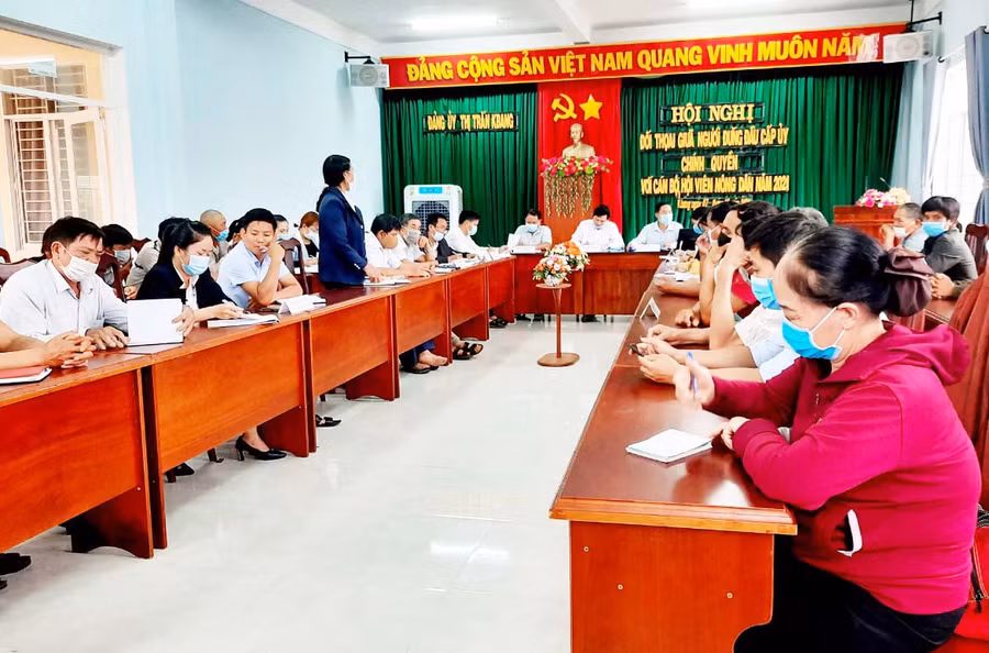 Đảng ủy thị trấn Kbang tổ chức đối thoại giữa người đứng đầu cấp ủy, chính quyền với các hội viên Hội Nông dân trên địa bàn. Ảnh: Minh Phương