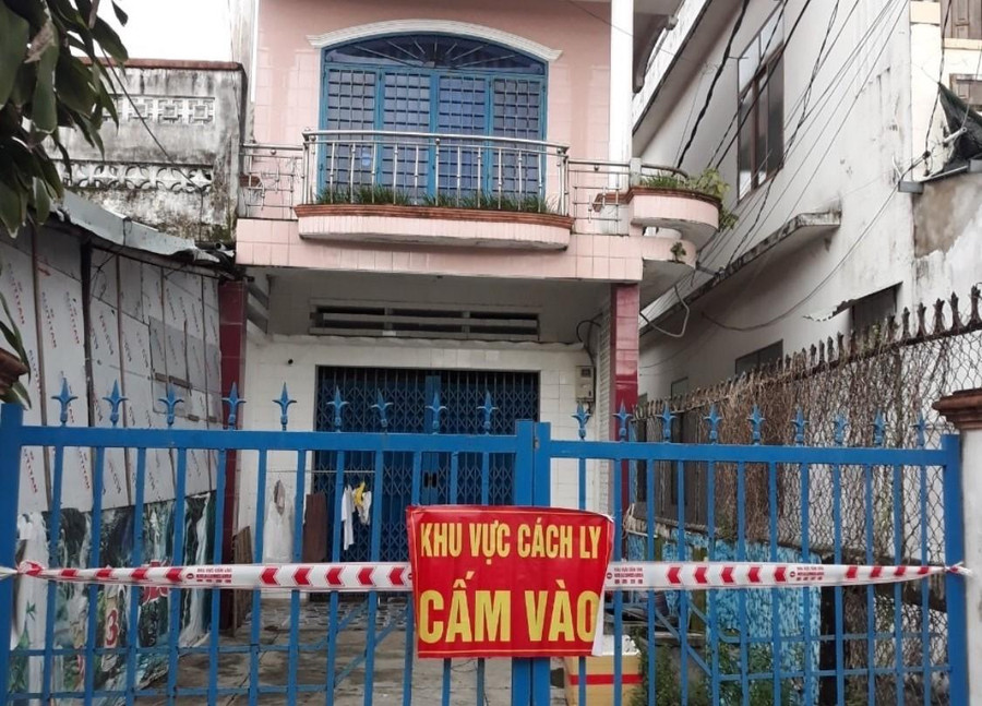 Căn nhà ở đường Trần Nguyên Hãn, nơi 6 nữ nhân viên karaoke ở chung bị phong tỏa. Ảnh: C.X Căn nhà ở đường Trần Nguyên Hãn, nơi 6 nữ nhân viên karaoke ở chung bị phong tỏa. Ảnh: C.X