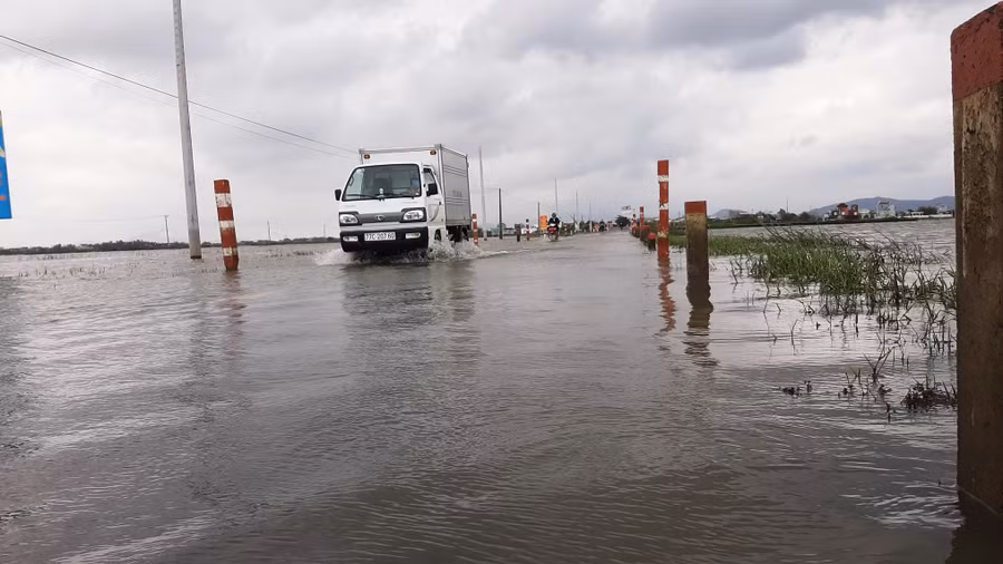 Tỉnh lộ 640 bị ngập khoảng 0,3 m. Ảnh: Minh Lê