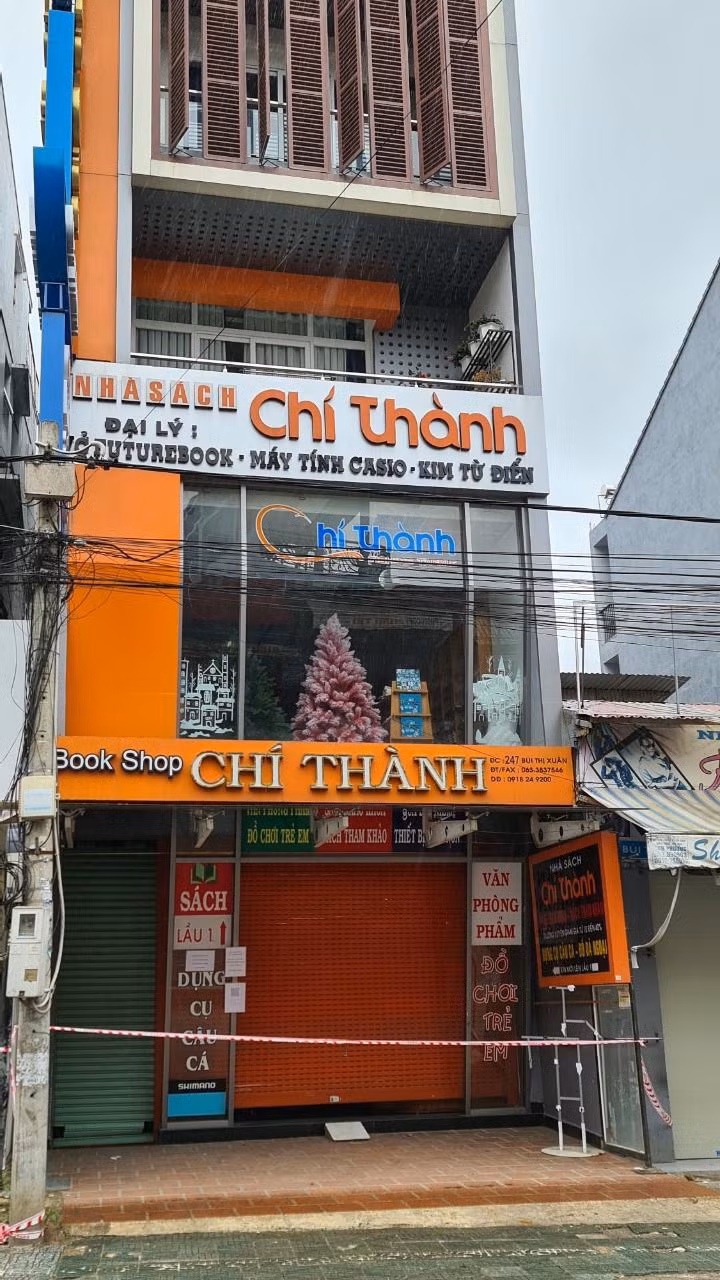 Nhà sách cũng phải đóng cửa khi có du khách là F0 ghé vào mua hàng. Ảnh: Lâm Viên