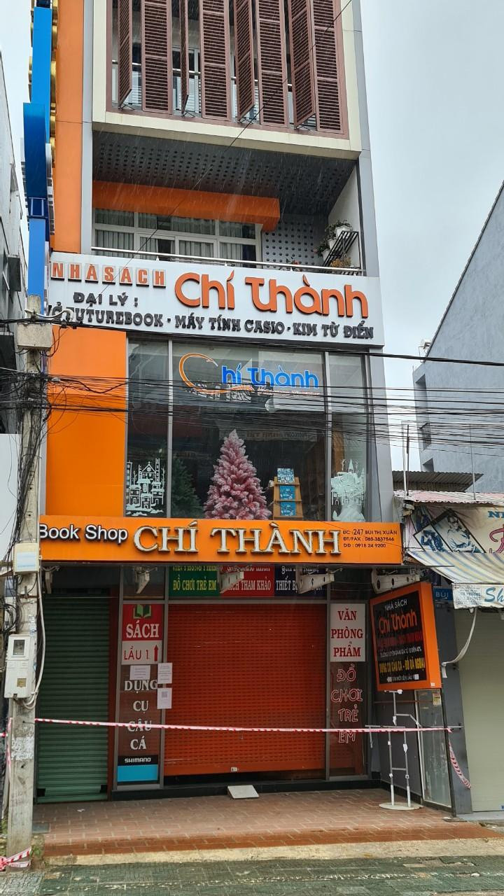 Nhà sách cũng phải đóng cửa khi có du khách là F0 ghé vào mua hàng. Ảnh: Lâm Viên