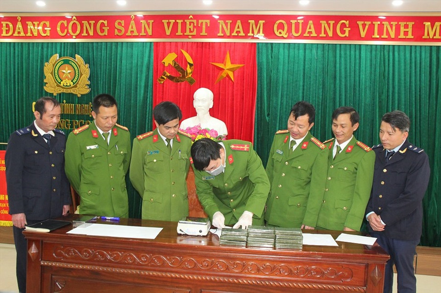 Cơ quan chức năng tiến hành kiểm đếm tang vật. Ảnh: CANA