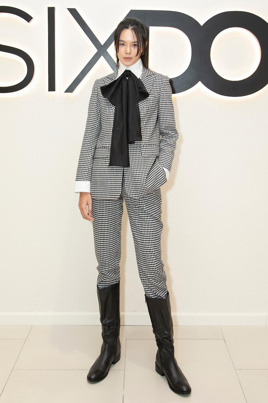 Người mẫu Đỗ Hà biến tấu vest, nơ điệu đà trở nên cá tính với giày boots da cao cổ. Ảnh: Huy Nguyễn, Đinh Trung Tín Người mẫu Đỗ Hà biến tấu vest, nơ điệu đà trở nên cá tính với giày boots da cao cổ. Ảnh: Huy Nguyễn, Đinh Trung Tín