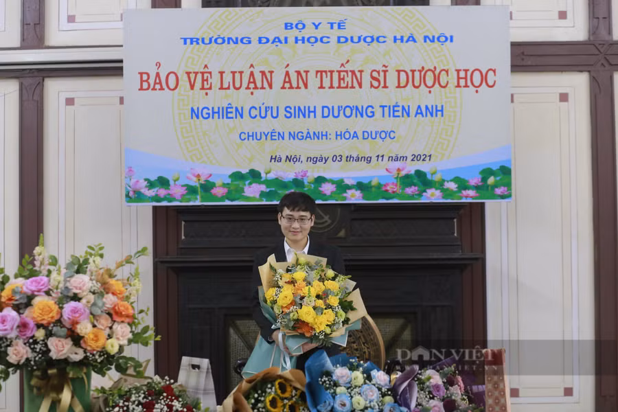 Dương Tiến Anh bảo vệ thành công luận án Tiến sĩ Dược học ngày 3/11. Ảnh: NVCC