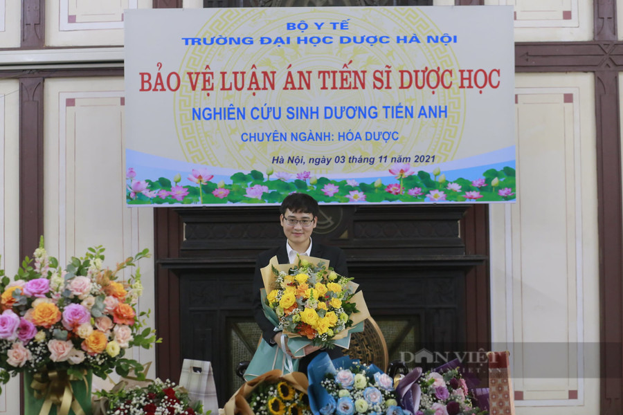 Dương Tiến Anh bảo vệ thành công luận án Tiến sĩ Dược học ngày 3/11. Ảnh: NVCC Dương Tiến Anh bảo vệ thành công luận án Tiến sĩ Dược học ngày 3/11. Ảnh: NVCC