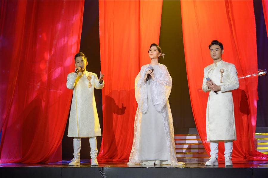 Top 3 thí sinh Solo cùng Bolero trong đêm thi chung kết. Ảnh: Khang