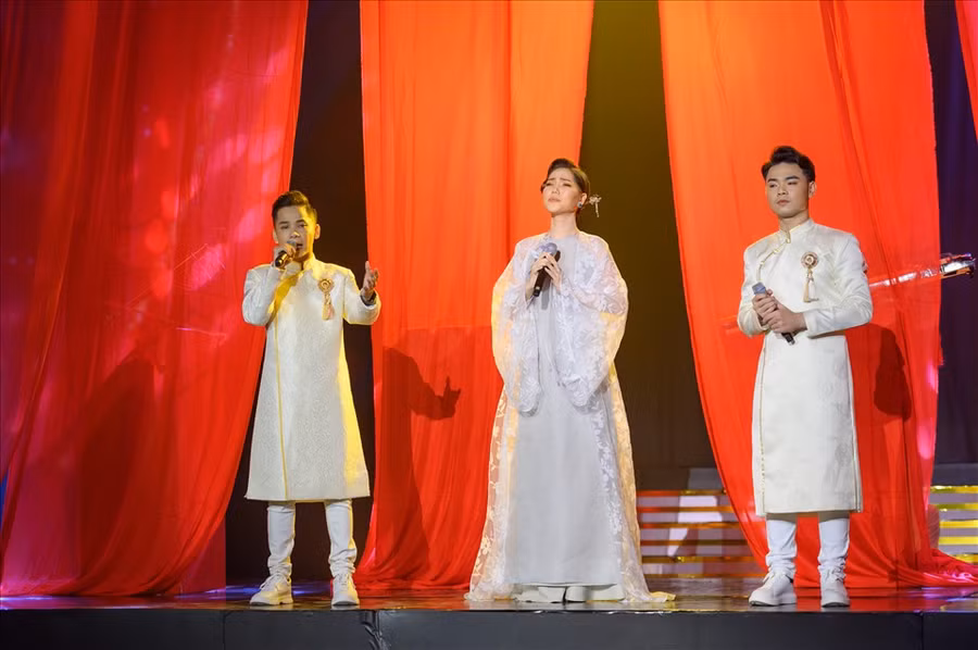 Top 3 thí sinh Solo cùng Bolero trong đêm thi chung kết. Ảnh: Khang