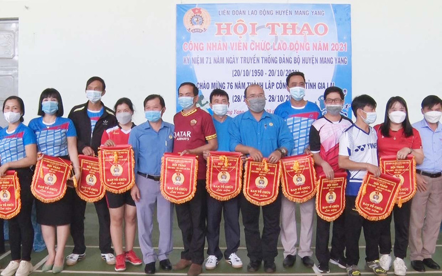 Ban tổ chức tặng cờ lưu niệm cho các đơn vị tham gia tại hội thao. Ảnh: Hạ Vy