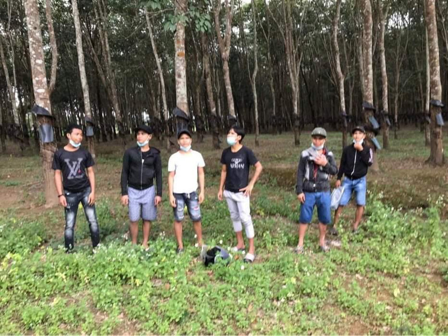 Cơ quan chức năng đã tìm thấy 6 người khi đang lẩn trốn ở vườn cao su phía nam bệnh viện. Ảnh: Đức Nhật