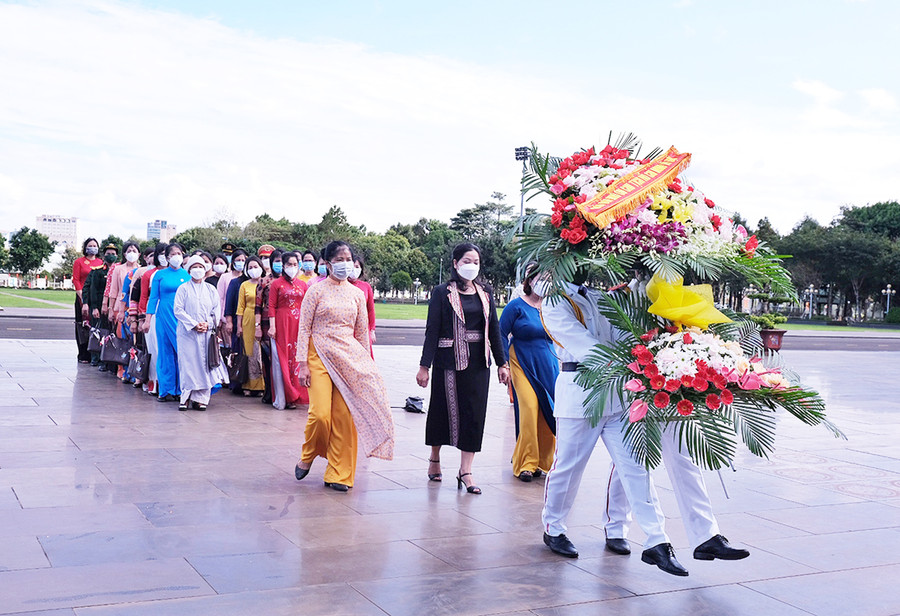 Đại biểu tham dự Đại hội đại biểu Phụ nữ tỉnh dâng hoa Chủ tịch Hồ Chí Minh tại Quảng trường Đại Đoàn Kết (TP. Pleiku). Ảnh: Minh Châu Đại biểu dự Đại hội đại biểu Phụ nữ tỉnh dâng hoa Chủ tịch Hồ Chí Minh tại Quảng trường Đại Đoàn Kết (TP. Pleiku). Ảnh: Minh Châu