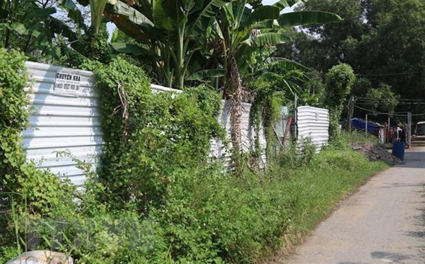 Do đền bù mặt bằng chưa xong nên dự án khu dân cư Trường Thịnh (phường Bình Trưng Đông, quận 2) vẫn còn nhiều khu vực bỏ hoang. (Ảnh: Xuân Tình/TTXVN)