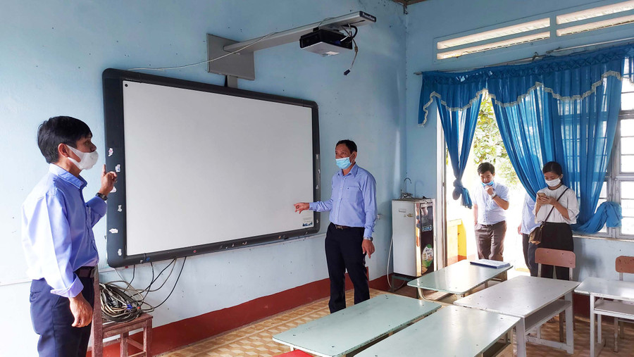 Bảng tương tác thông minh của Trường Tiểu học Hà Ra số 1 (xã Hà Ra, huyện Mang Yang) không sử dụng được trong thời gian dài. Ảnh: Hoành Sơn