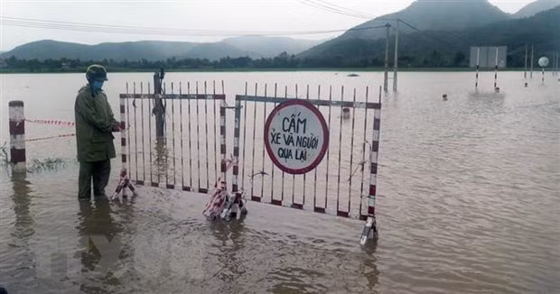 Lắp biển cảnh báo ngập lụt tại tuyến đường ĐT 642 từ huyện Đồng Xuân đi thị xã Sông Cầu (Phú Yên). (Ảnh: Xuân Triệu/TTXVN)