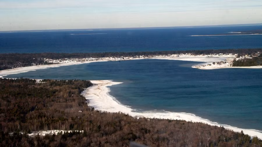 Đảo Beaver trong ảnh chụp từ trên không của AP.