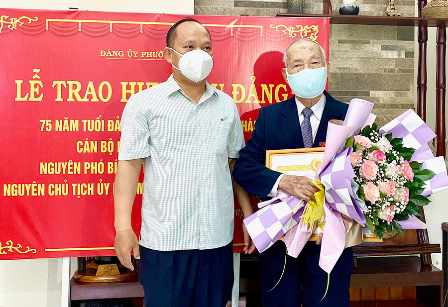 Thay mặt Ban Thường vụ Tỉnh ủy, Phó Bí thư Tỉnh ủy Rah Lan Chung trao tặng Huy hiệu 75 năm tuổi Đảng cho đồng chí Ngô Thành. Ảnh: Hồng Thi Thay mặt Ban Thường vụ Tỉnh ủy, Phó Bí thư Tỉnh ủy Rah Lan Chung trao tặng Huy hiệu 75 năm tuổi Đảng cho đồng chí Ngô Thành. Ảnh: Hồng Thi