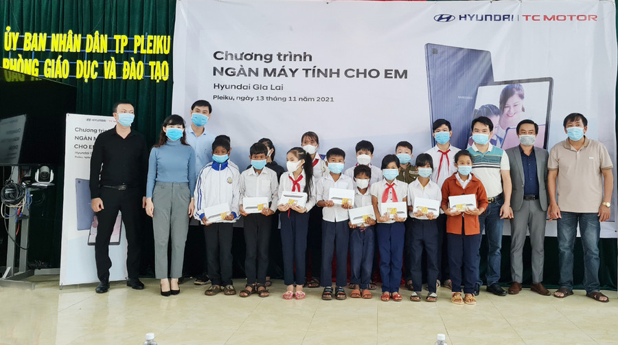 Đại diện các nhà tài trợ trao tặng máy tính bảng và sim data cho các em học sinh có hoàn cảnh khó khăn.