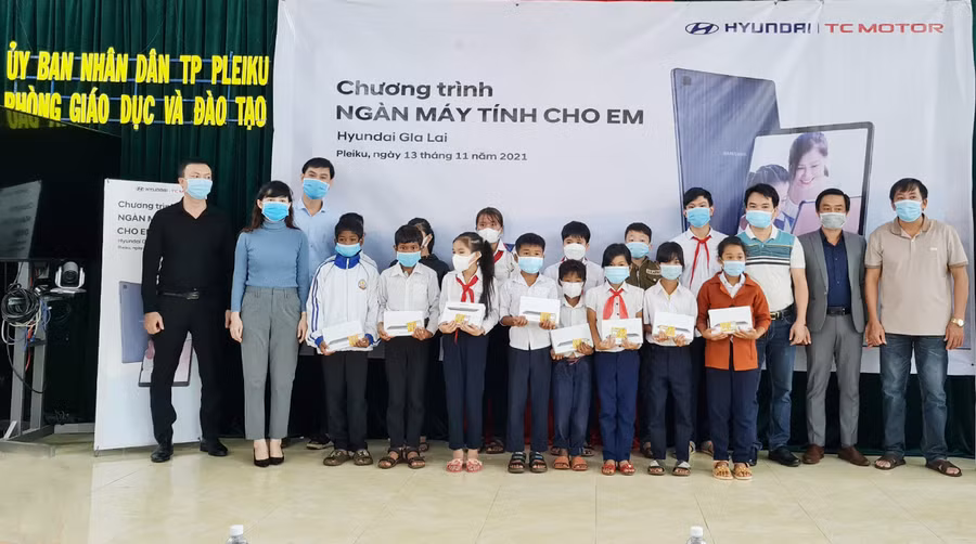 Đại diện các nhà tài trợ trao tặng máy tính bảng và sim data cho các em học sinh có hoàn cảnh khó khăn trên địa bàn TP. Pleiku. Ảnh: Bá Bính Đại diện các nhà tài trợ trao tặng máy tính bảng và sim data cho các em học sinh có hoàn cảnh khó khăn.