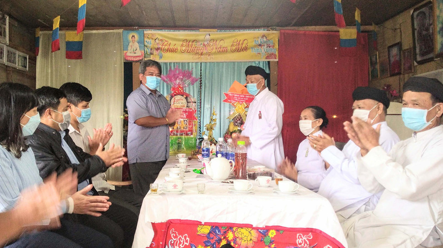 Chủ tịch Uỷ ban MTTQ Việt Nam tỉnh Hồ Văn Điềm thăm, chúc mừng Họ đạo An Khê. Ảnh: Lê Đại