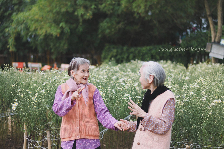  Hai bà trong bộ quần áo giản dị - - Ảnh: Trung tâm dưỡng lão Diên Hồng