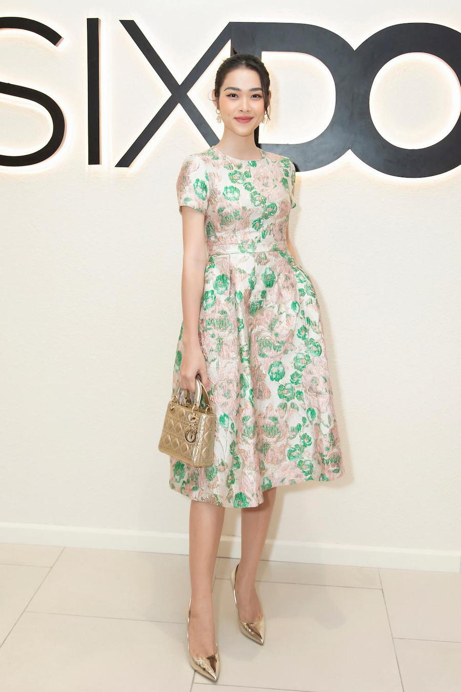 Yêu thích những thiết kế bằng vải gấm, Diệp Bảo Ngọc chọn bộ váy với phom xòe tối giản, họa tiết kết hợp sắc xanh và hồng. Cô phối cùng giày ánh kim, túi Dior. Ảnh: Huy Nguyễn, Đinh Trung Tín Yêu thích những thiết kế bằng vải gấm, Diệp Bảo Ngọc chọn bộ váy với phom xòe tối giản, họa tiết kết hợp sắc xanh và hồng. Cô phối cùng giày ánh kim, túi Dior. Ảnh: Huy Nguyễn, Đinh Trung Tín