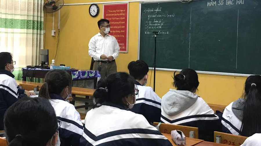 Thầy Bùi Thái Nam vừa dạy trực tiếp vừa dạy trực tuyến cho học sinh - Ảnh: Vũ Thơ
