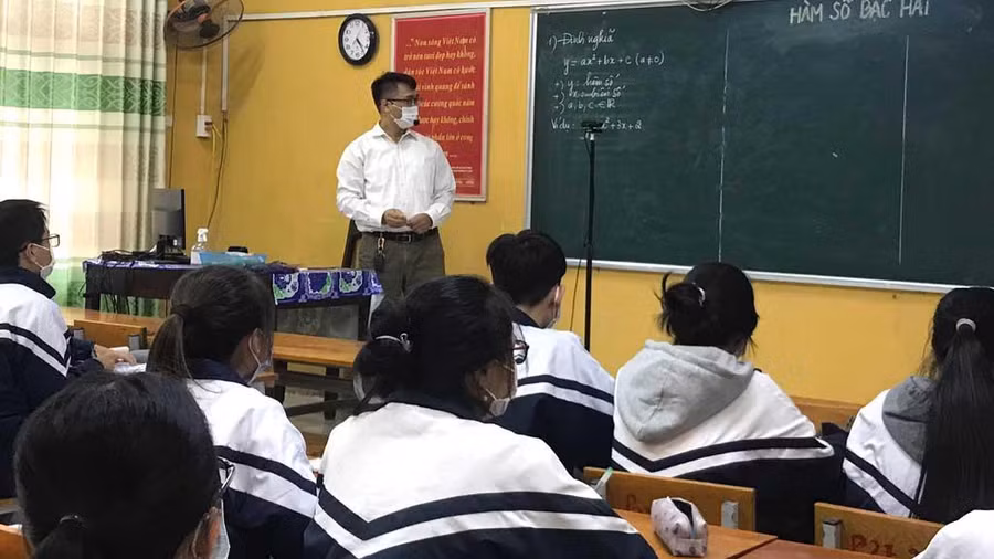 Thầy Bùi Thái Nam vừa dạy trực tiếp vừa dạy trực tuyến cho học sinh - Ảnh: Vũ Thơ